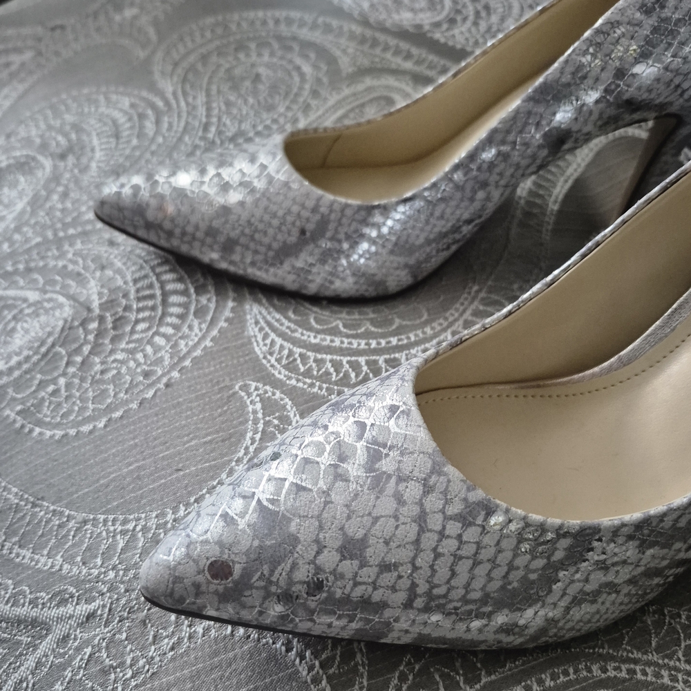 Nine West Silver Snakeskin 4-Inch Heels Size 9